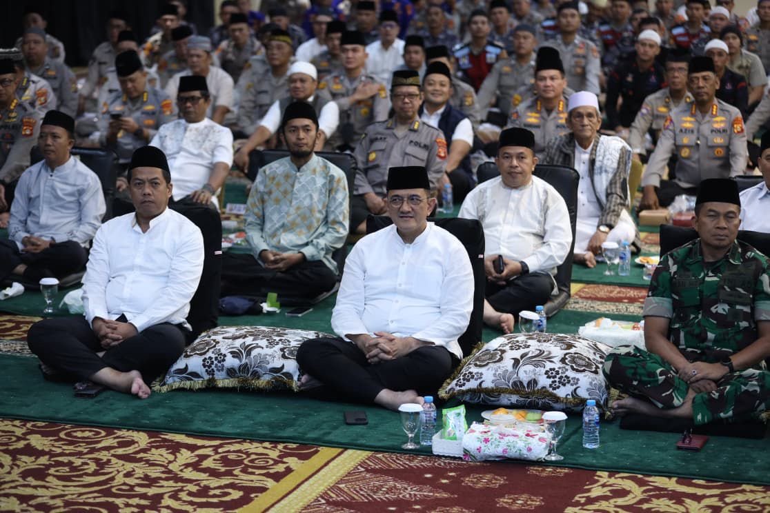 IMG-20250911-WA0020 Sekretaris Daerah Provinsi Sumatera Selatan, H. Edward Candra, menghadiri peringatan Maulid Nabi Muhammad SAW yang digelar di Mapolda Sumsel pada Rabu (10/9/2025) malam.