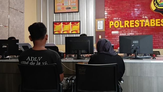 Kasus penodongan di kawasan Jembatan Ampera Palembang kembali meresahkan warga. Kali ini, seorang pemuda bernama Predi Riansyah (20) menjadi korban saat melintas di jembatan ikonik tersebut pada Rabu (10/9/2025) malam sekitar pukul 20.00 WIB.