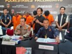 IMG-20250913-WA0007 Polisi menetapkan 9 tersangka dari dua kelompok berbeda yang terlibat dalam perusakan fasilitas negara, pos polisi, hingga kendaraan pribadi pada Minggu (31/8/2025) dini hari.