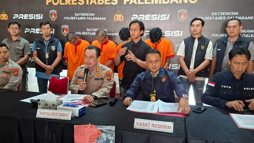 Polisi menetapkan 9 tersangka dari dua kelompok berbeda yang terlibat dalam perusakan fasilitas negara, pos polisi, hingga kendaraan pribadi pada Minggu (31/8/2025) dini hari.