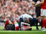 IMG-20250914-WA0001 Martin Odegaard dari Arsenal menerima perawatan medis dari Simon Murphy, Physio di Arsenal, saat pertandingan Liga Premier antara Arsenal dan Nottingham Forest di Emirates Stadium pada 13 September 2025 di London, Inggris. Foto: Stuart MacFarlane/Arsenal FC via Getty Images)