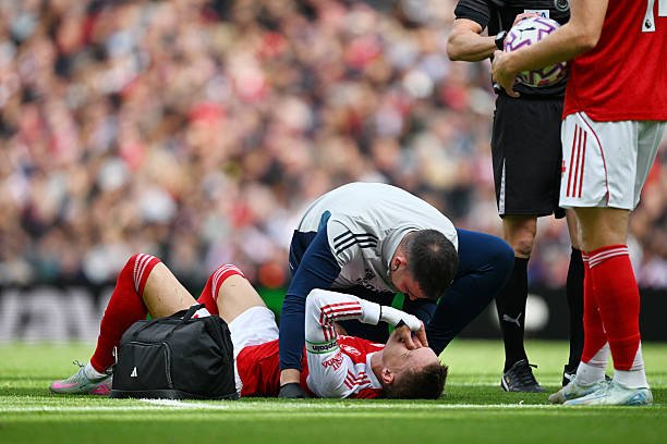 Martin Odegaard dari Arsenal menerima perawatan medis dari Simon Murphy, Physio di Arsenal, saat pertandingan Liga Premier antara Arsenal dan Nottingham Forest di Emirates Stadium pada 13 September 2025 di London, Inggris. Foto: Stuart MacFarlane/Arsenal FC via Getty Images)