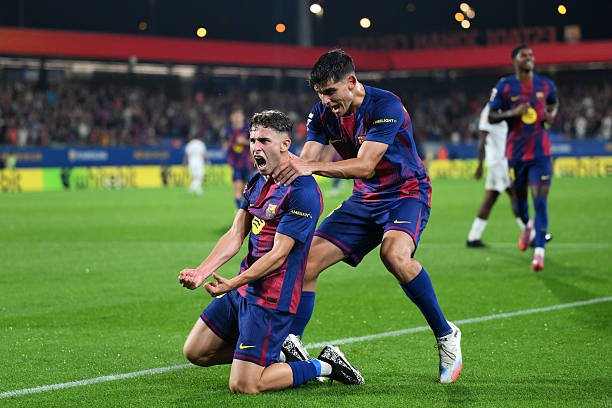Fermin Lopez merayakan cetak gol ketiga timnya bersama Gerard Martin saat pertandingan LaLiga EA Sports antara FC Barcelona dan Valencia CF di Estadi Johan Cruyff pada 14 September. Foto: David Ramos/Getty Images
