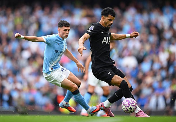 Dominic Solanke dari Tottenham Hotspur mengontrol bola saat berada di bawah tekanan Phil Foden dari Manchester City saat pertandingan Liga Premier antara Manchester City dan Tottenham Hotspur di Stadion Etihad pada 23 Agustus 2025. Foto: Clive Mason/Getty Images