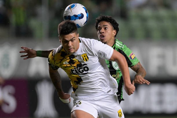 MG Matheusinho (kanan) dari Brasil dan Guarani Rodrigo Fernandez (kiri) dari Paraguay bersaing memperebutkan bola selama pertandingan sepak bola Copa Libertadores di stadion Independencia di Belo Horizonte, Brasil, pada 23 Februari 2022.Foto: DOUGLAS MAGNO/AFP via Getty Images