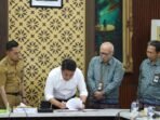 Gubernur Sumsel, H. Herman Deru, saat penandatanganan Nota Kesepakatan di Ruang Rapat Griya Agung Palembang, Selasa (16/9/2025). Gubernur Sumsel, H. Herman Deru, saat penandatanganan Nota Kesepakatan di Ruang Rapat Griya Agung Palembang, Selasa (16/9/2025).