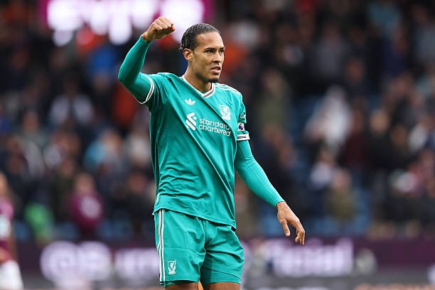 Virgil van Dijk merayakan kemenangan tim saat pertandingan Liga Premier antara Burnley dan Liverpool di Turf Moor pada 14 September 2025. Foto: Matt McNulty/Getty Images