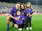 Giuseppe Rossi dan keluarga berpose saat Pepito Day di Stadio Artemio Franchi pada 22 Maret 2025 di Florence, Italia.  Foto: Diego Puletto/Getty Images Giuseppe Rossi dan keluarga berpose saat Pepito Day di Stadio Artemio Franchi pada 22 Maret 2025 di Florence, Italia. Foto: Diego Puletto/Getty Images