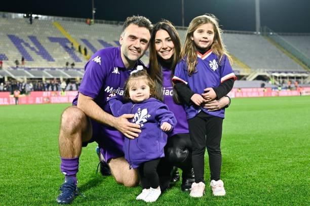 Giuseppe Rossi dan keluarga berpose saat Pepito Day di Stadio Artemio Franchi pada 22 Maret 2025 di Florence, Italia. Foto: Diego Puletto/Getty Images