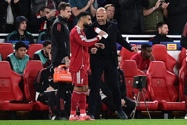 Manajer Liverpool Arne Slot berbicara dengan Mohamed Salah selama pertandingan MD1 Fase Liga Champions UEFA 2025/26 antara Liverpool FC dan Atletico de Madrid di Anfield pada 17 September 2025. Foto: Richard Martin-Roberts - CameraSport via Getty Images