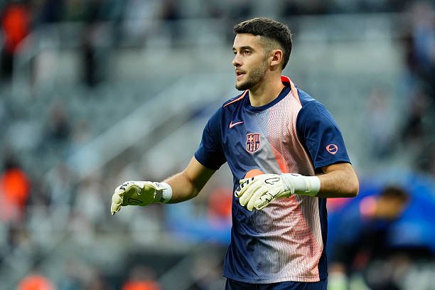 Joan Garcia, penjaga gawang Barcelona saat pemanasan sebelum pertandingan MD1 Fase Liga Champions UEFA 2025/26 antara Newcastle United FC dan FC Barcelona di St James' Park pada 18 September 2025. Foto: Jose Breton/Pics Action/NurPhoto via Getty Images