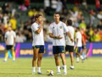 Cristiano Ronaldo dari Al-Nassr (kanan) dan Joao Felix dari Al-Nassr (kiri) bereaksi sebelum final Piala Super Saudi antara Al-Nassr dan Al-Ahli di Stadion Hong Kong pada 23 Agustus 2025. Foto: Yu Chun Christopher Wong/Eurasia/Getty Images.