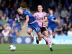 Aggie Beever-Jones dari Chelsea ditantang oleh Sam Tierney dari Leicester City saat pertandingan Liga Super Wanita Barclays antara Chelsea FC dan Leicester City di Kingsmeadow pada 21 September 2025. Foto: Richard Pelham - WSL/The FA melalui Getty Images
