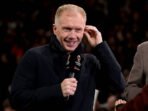 Paul Scholes berkomentar untuk TNT Sports pertandingan sepak bola Leg Kedua Perempat Final Liga Eropa UEFA 2024/25 antara Manchester United (Man U) dan Olympique Lyonnais (OL, Lyon) di stadion Old Trafford pada 17 April 2025 di Manchester, Inggris. Foto: Jean Catuffe/Getty Images