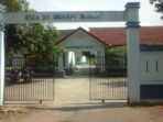 Komite, guru, dan pegawai SMA Negeri 1 Merapi Barat mengajukan petisi menolak kepemimpinan Kepala Sekolah Made Suarsana terkait dugaan masalah komunikasi dan pengelolaan dana BOS.
