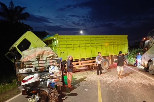 Sebuah truk Hino bernomor polisi BG 8660 ZP yang dikemudikan Reyza Kirana mengalami pecah ban di KM 41, Kelurahan Kayuara Kuning, Kecamatan Banyuasin III.