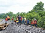 PT KAI Divre III Palembang menyiapkan langkah antisipasi di 32 titik rawan longsor Sumatera Selatan untuk menjaga keselamatan perjalanan kereta api selama musim penghujan. PT KAI Divre III Palembang menyiapkan langkah antisipasi di 32 titik rawan longsor Sumatera Selatan untuk menjaga keselamatan perjalanan kereta api selama musim penghujan.