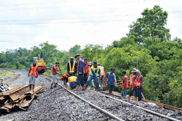 PT KAI Divre III Palembang menyiapkan langkah antisipasi di 32 titik rawan longsor Sumatera Selatan untuk menjaga keselamatan perjalanan kereta api selama musim penghujan.