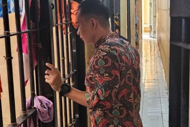 Polres Empat Lawang gelar pemeriksaan rutin di ruang tahanan, temukan rokok dan korek api. Pengawasan diperketat demi menjaga keamanan dan ketertiban.