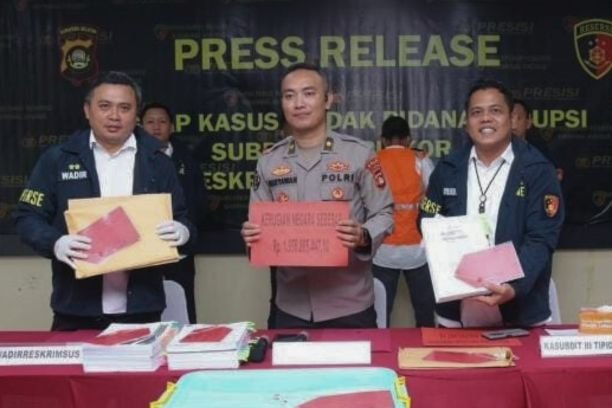Ditreskrimsus Polda Sumsel ungkap dugaan korupsi proyek prasarana perkeretaapian di Lahat dan Lubuklinggau. Dua tersangka resmi ditetapkan, negara rugi Rp 1,95 miliar.
