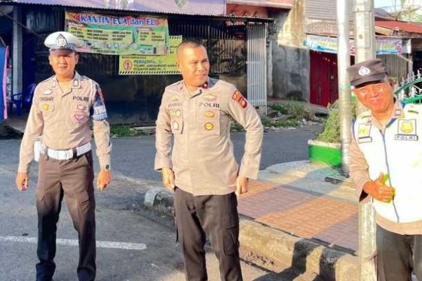 Wakapolres Empat Lawang, Dr. Abdul Rahman, S.H., M.H., melaksanakan pengecekan personel yang terlibat dalam kegiatan strong point pada Senin (15/9/2025) pagi.