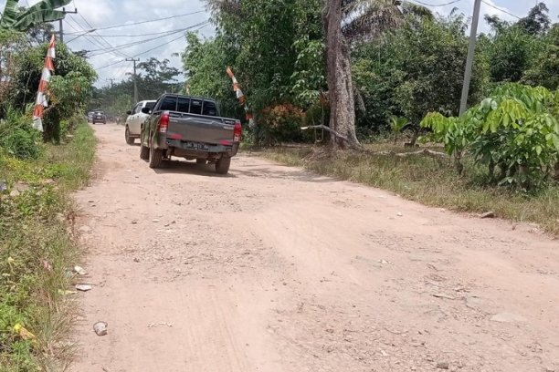 Akses jalan utama sepanjang tiga kilometer yang bertahun-tahun rusak parah, akhirnya masuk dalam rencana pembangunan Pemerintah Provinsi Sumatera Selatan (Pemprov Sumsel).
