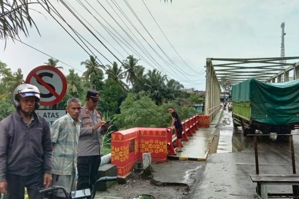 Hujan deras yang mengguyur Kabupaten Musi Rawas sejak Senin malam hingga Selasa pagi (16/9) menyebabkan longsor di pangkal Jembatan Sungai Beliti, Kelurahan Pasar Muara Beliti, Kecamatan Muara Beliti.