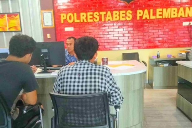 Nasib apes dialami Deby Febriansyah (23), mahasiswa asal Kabupaten Empat Lawang yang tengah menempuh kuliah di Palembang, sepeda motor barunya raib dibawa kabur orang tak dikenal dengan modus pinjam untuk membeli rokok di warung, Minggu (14/9/2025) sekitar pukul 14.35 WIB