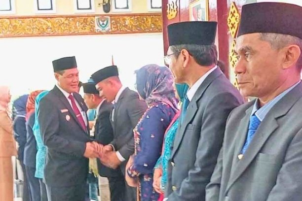 Bupati Muara Enim, H Edison, resmi melantik tujuh pejabat eselon II di lingkungan Pemerintah Kabupaten Muara Enim, Selasa (16/9)