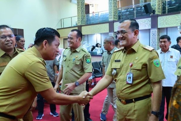 Sekretaris Daerah Sumsel, H Edward Candra saat hadir rapat persiapan Porprov, di Graha Bina Praja Palembang, Selasa (16/9/2025). Foto: Pemprov Sumsel