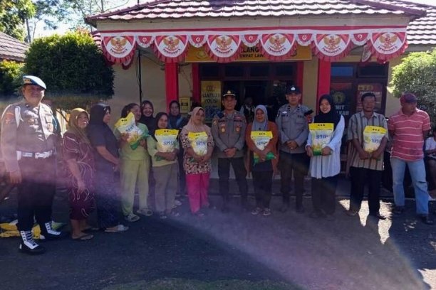 Polsek Talang Padang bersinergi dengan Perum Bulog menggelar Gerakan Pangan Murah (GPM) di halaman Mapolsek Talang Padang, Kabupaten Empat Lawang, Senin (15/9/2025).