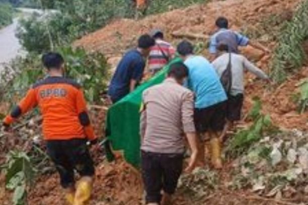 Hujan deras yang mengguyur wilayah Bengkulu Selatan menyebabkan lima titik longsor melanda Jalan Lintas Manna, tepatnya di Desa Kayu Ajaran, Kecamatan Ulu Manna, pada Selasa (16/9/2025).