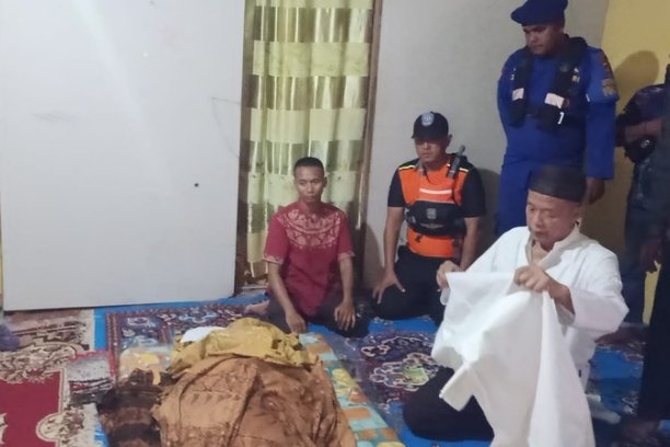 Setelah dua hari pencarian intensif, jasad pria yang dilaporkan tenggelam di Sungai Musi pada Senin (15/9/2025) dini hari, ditemukan dalam kondisi tak bernyawa pada Selasa (16/9/2025) sekitar pukul 15.45 WIB.