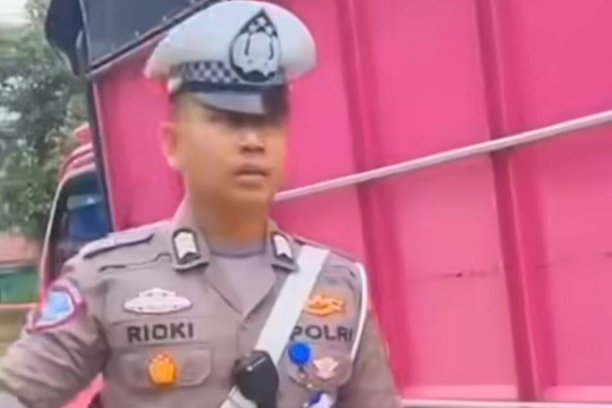 Insiden antara anggota Satlantas Polres PALI dan sopir truk viral di media sosial usai kaca truk pecah saat pemeriksaan. Kasus kini ditangani Propam Polda Sumsel.