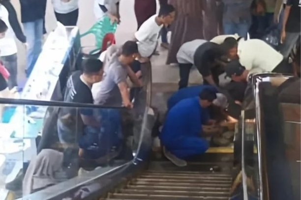 Seorang bocah di Palembang tersangkut di eskalator Internasional Plaza. Meski selamat tanpa luka serius, polisi mengimbau orang tua agar lebih waspada di ruang publik