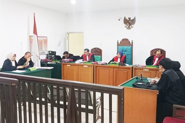 Jaksa Penuntut Umum (JPU) Kejati Sumsel menuntut hukuman mati terhadap tiga terdakwa kasus narkoba jenis sabu seberat lebih dari 14 kilogram. Tuntutan dibacakan di PN Palembang Kelas IA Khusus, Rabu (17/9/2025)