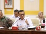 Bupati Empat Lawang, Joncik Muhammad, lantang memperjuangkan kepentingan daerah di forum Apkasi Jakarta. Ia menolak penurunan Dana Transfer Daerah (TKD) yang dinilai mengancam kemampuan fiskal, termasuk pembayaran gaji PPPK dan kesejahteraan tenaga honorer. Bupati Empat Lawang, Joncik Muhammad, lantang memperjuangkan kepentingan daerah di forum Apkasi Jakarta. Ia menolak penurunan Dana Transfer Daerah (TKD) yang dinilai mengancam kemampuan fiskal, termasuk pembayaran gaji PPPK dan kesejahteraan tenaga honorer.