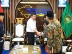 Gubernur Sumatera Selatan H. Herman Deru menerima audiensi dari Komite Daerah Ekonomi dan Keuangan Syariah (KDEKS) di Kantor Gubernur, Kamis (18/9/2025). Foto: Humas Pemprov Sumsel Gubernur Sumatera Selatan H. Herman Deru menerima audiensi dari Komite Daerah Ekonomi dan Keuangan Syariah (KDEKS) di Kantor Gubernur, Kamis (18/9/2025). Foto: Humas Pemprov Sumsel