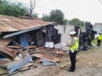 Truk Colt Diesel terguling di Jalan Lintas Sumatera Muba hingga menimpa rumah warga, beruntung pemilik rumah selamat meski alami kerugian besar.