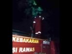 Damkar Musi Rawas evakuasi dua sarang tawon di SD Kartika Desa Bangun Rejo demi keselamatan siswa dan guru.
