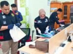 Tim Pidsus Kejaksaan Negeri Banyuasin menggeledah kantor Dinkes Banyuasin terkait dugaan penyimpangan dana hibah PMI. Sejumlah dokumen penting turut disita.