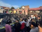 Kebakaran hebat melanda Lorong Khotib, 35 Ilir Palembang. Tujuh rumah dan satu bedeng ludes terbakar, warga selamat namun alami kerugian besar.