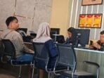 Seorang pemuda di Palembang dibacok ayahnya sendiri saat melindungi ibunya. Kasus KDRT ini kini ditangani Polrestabes Palembang.