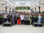 Wagub Sumsel H. Cik Ujang resmi melepas 433 jamaah dalam program Umrah Satu Pesawat Amphuri di Asrama Haji Palembang dengan penuh haru.
