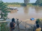 Seorang petani di Musi Rawas, Saidin (41), diduga tenggelam di Sungai Musi. Pencarian korban masih berlangsung oleh polisi, TNI, dan warga setempat.