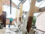 Musibah angin puting beliung melanda Gandus, Palembang, merobohkan atap SMP Negeri 39. Disdik Palembang turun tangan memastikan perbaikan cepat agar belajar siswa tak terganggu.