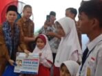 Dinas Pendidikan Empat Lawang menyalurkan Bantuan Siswa Miskin Rp500 ribu untuk 1.322 siswa SD dan SMP, guna meringankan beban pendidikan keluarga kurang mampu.