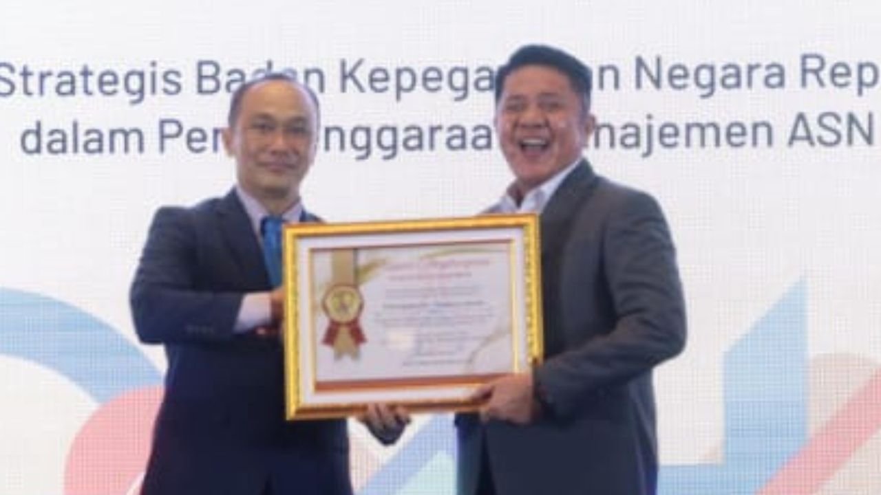 Gubernur Sumsel, Herman Deru, menerima penghargaan Mitra Strategis BKN RI atas komitmennya membangun sistem meritokrasi ASN yang profesional, Rabu (10/9/2025). Kominfo Sumsel