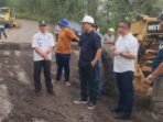 LintangPos.com_20250912_185924_0000 Proyek perbaikan ruas jalan lintas provinsi yang menghubungkan Kota Pagaralam hingga Desa Simpang Perigi, perbatasan Sumatera Selatan–Bengkulu, resmi dimulai pada 2025.