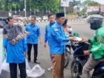 LintangPos.com_20250913_080735_0000 Para jurnalis menggelar aksi berbagi nasi kotak dan es teh manis di kawasan Simpang Empat DPRD Sumsel, Jumat (12/9/2025). Foto: dok/PWI Sumsel